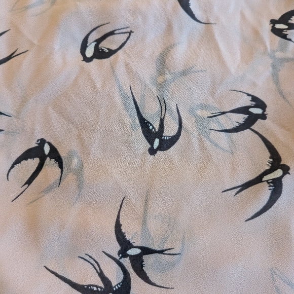 Gorgeous blush pink banana republic blouse with black and white swallows (birds) - Picture 2 of 7
